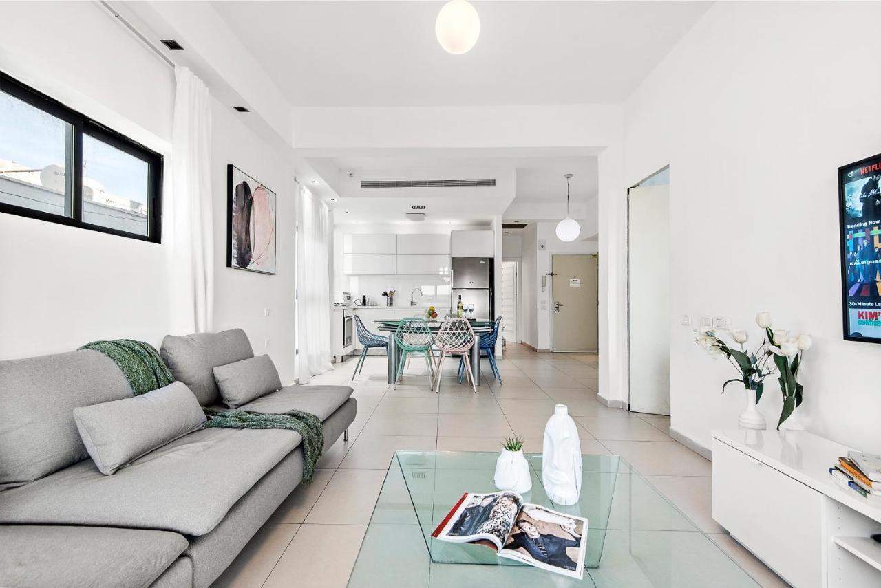 Glorious Renovated Apartment On Top Of The Beach テル・アビブ エクステリア 写真