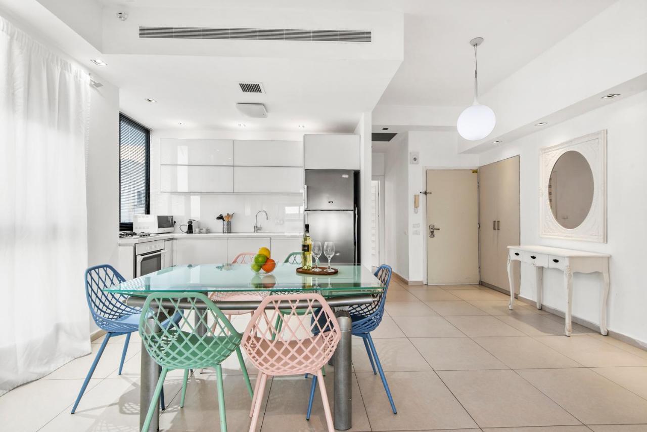 Glorious Renovated Apartment On Top Of The Beach テル・アビブ エクステリア 写真
