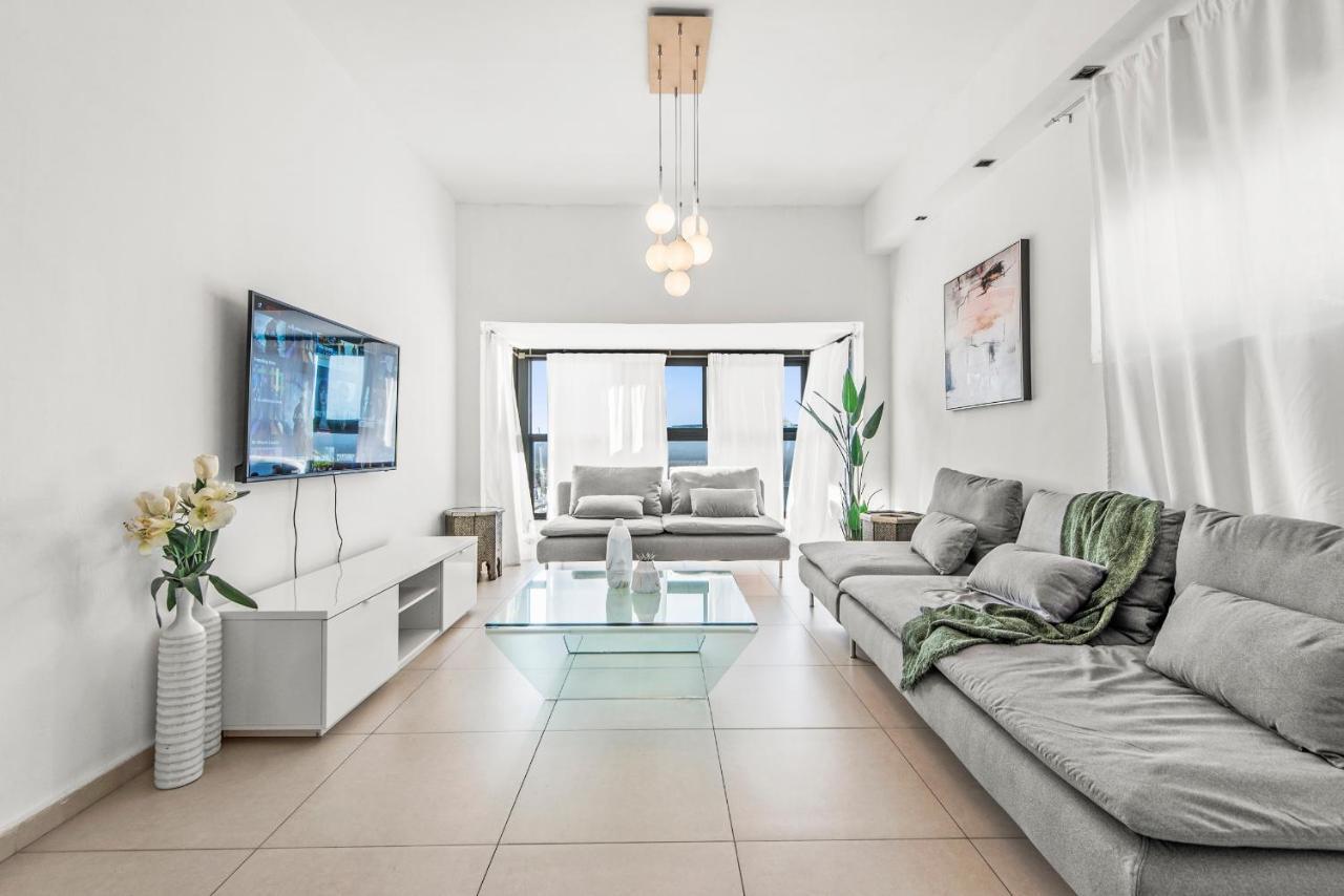 Glorious Renovated Apartment On Top Of The Beach テル・アビブ エクステリア 写真