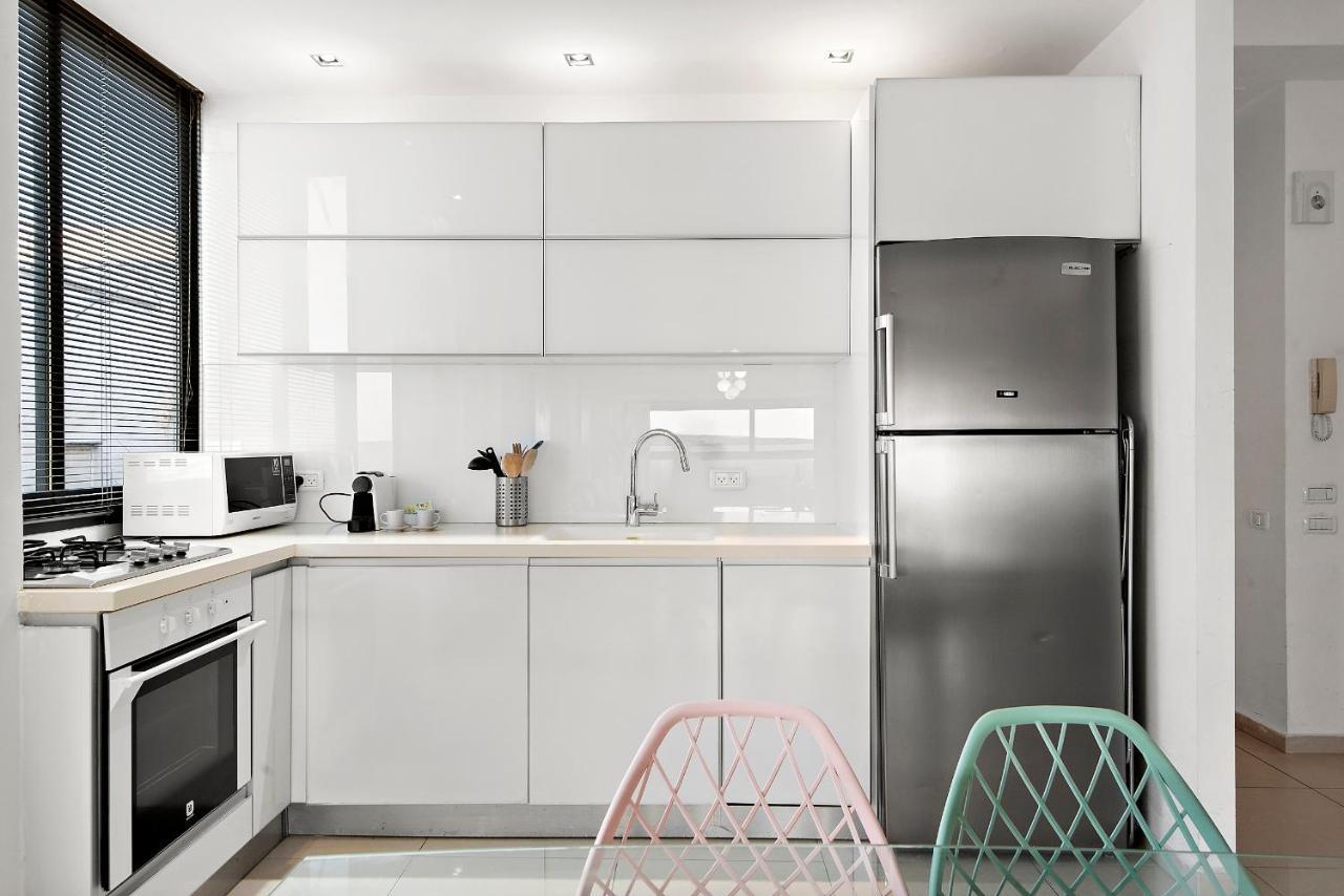 Glorious Renovated Apartment On Top Of The Beach テル・アビブ エクステリア 写真