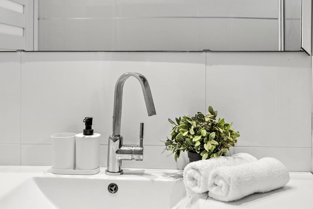 Glorious Renovated Apartment On Top Of The Beach テル・アビブ エクステリア 写真