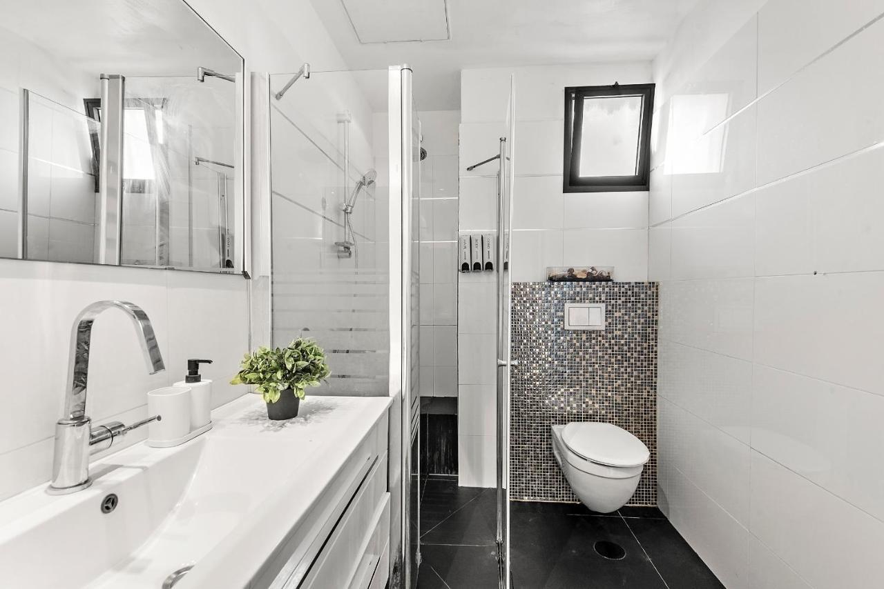 Glorious Renovated Apartment On Top Of The Beach テル・アビブ エクステリア 写真